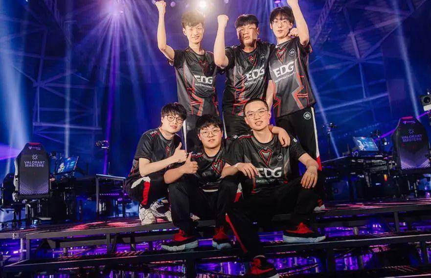 他们通过紧 他们通过紧